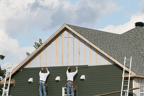 Professional Siding technician working in Middlebury, IN